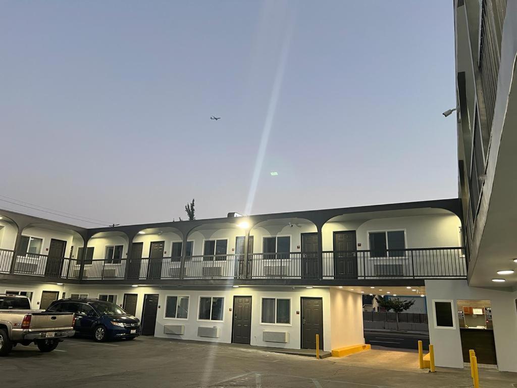 Lux Inn Los Angeles Exterior photo